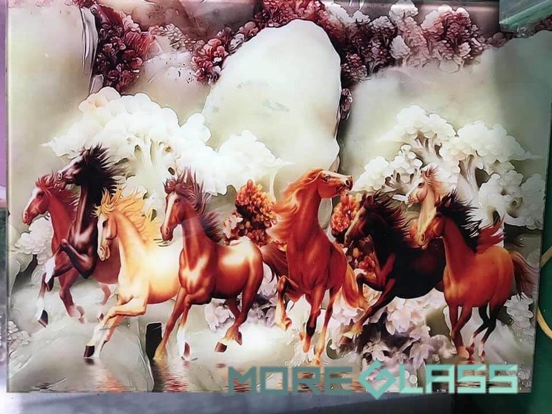 . Mẫu tranh kính điêu khắc hình ảnh Bát mã truy phong là biểu tượng cho sự quyết tâm, ý chí và sức mạnh của đoàn kết, đồng lòng cùng nhau đạt được thành công. Nó rất phù hợp để treo trong phòng khách, nơi làm việc, mừng tân gia hoặc khai trương, giúp tạo nên một không gian đẹp và ý nghĩa.