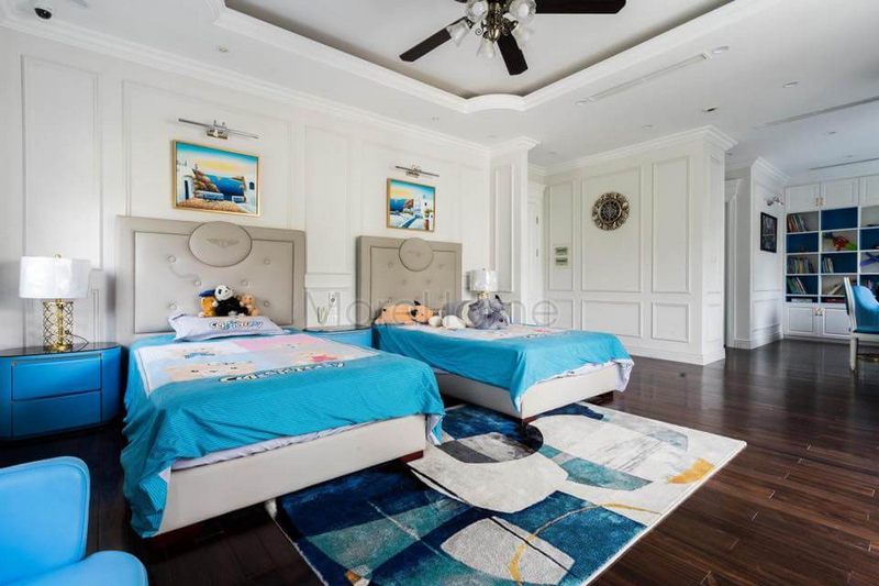 Giường ngủ được trang bị bọc da chần nút đầu giường để tạo nên một phong cách điệu.